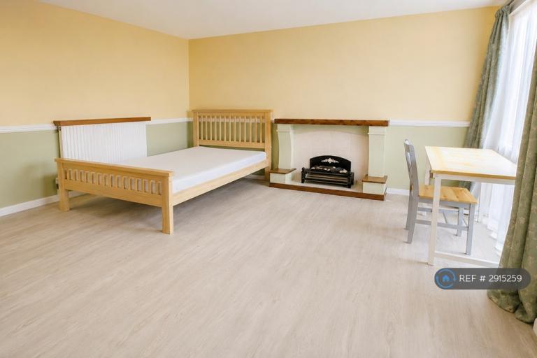 4 bedroom house in Sea Mill Gardens, Portsmouth, PO1 (4 bed) (#2915259)