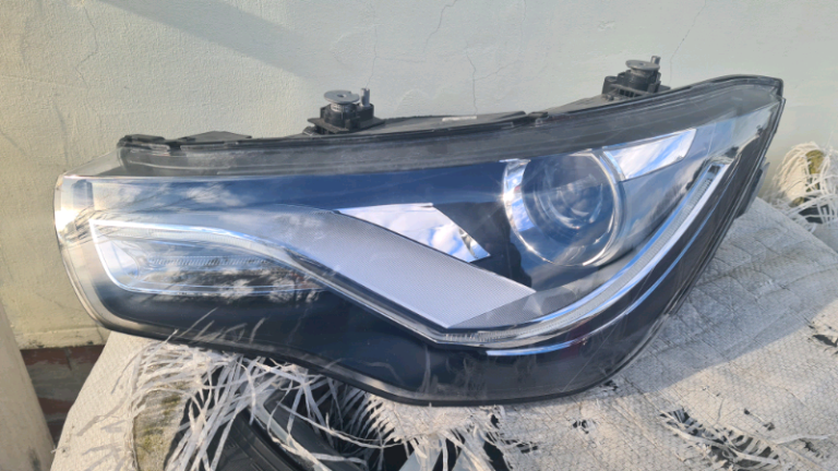 AUDI A1 - XENON HEADLIGHT - PASSENGERSIDE- COMPLETE