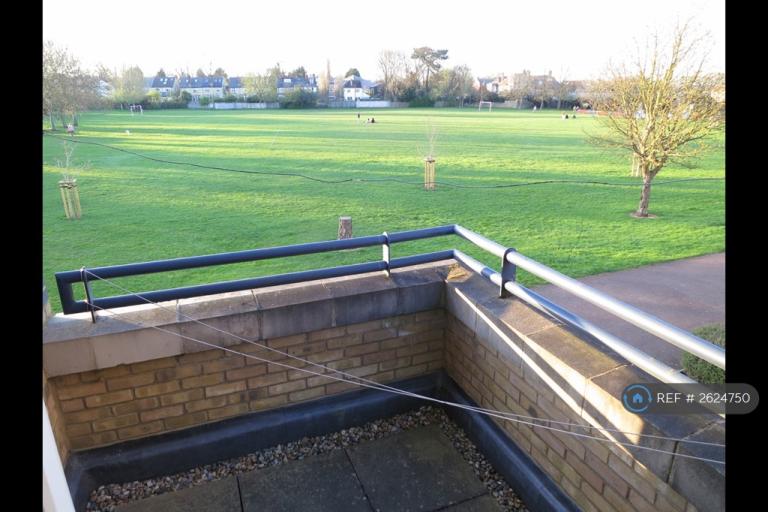 2 bedroom flat in Longworth Avenue, Cambridge, CB4 (2 bed) (#2624750)