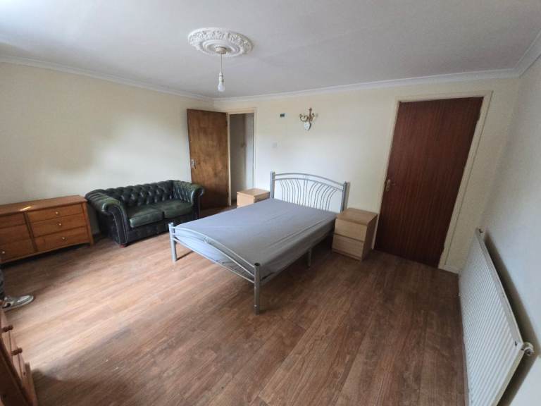 Spacious Double Room near City Centre (Bills Included)