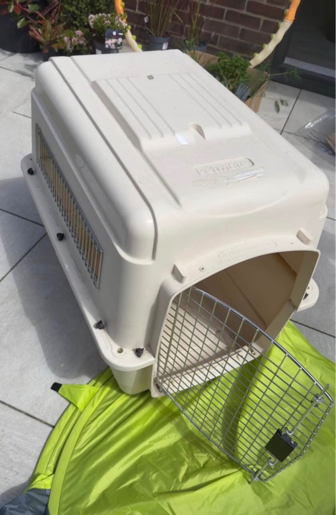 Dog travel crate 