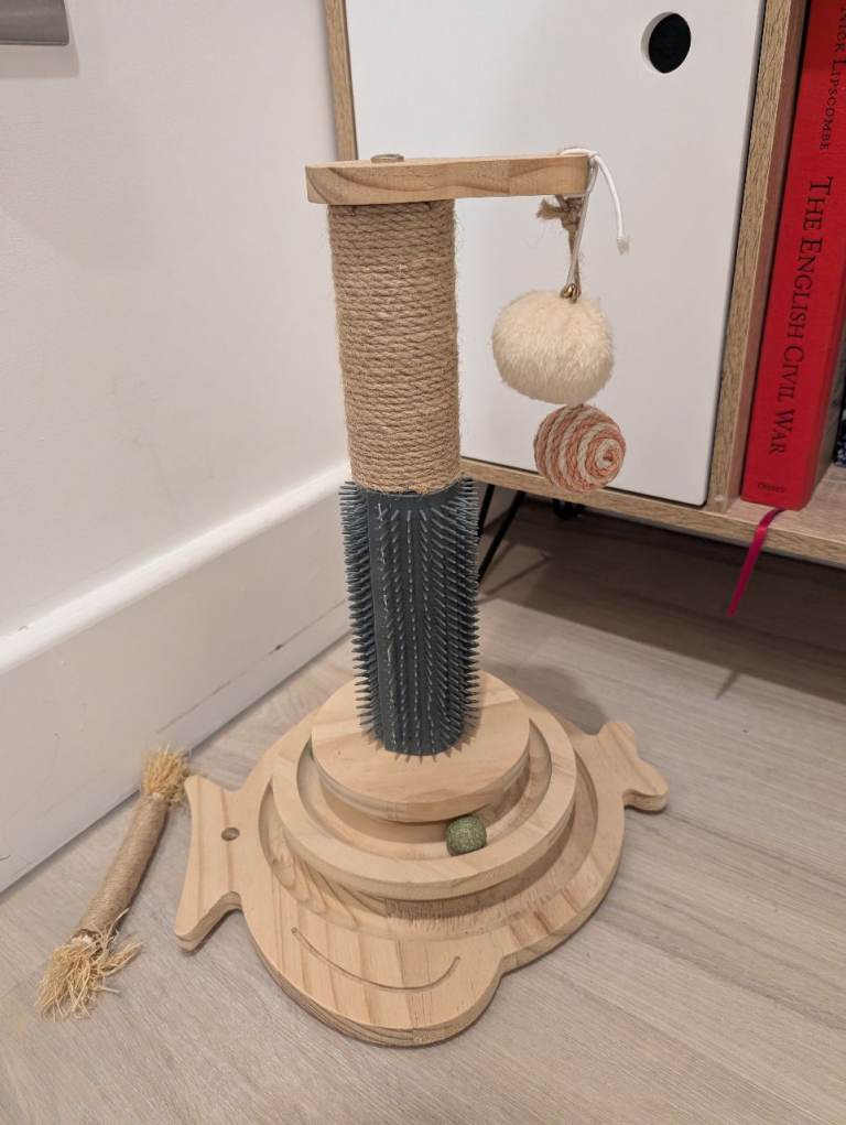 *FREE* Cat scratching post and game