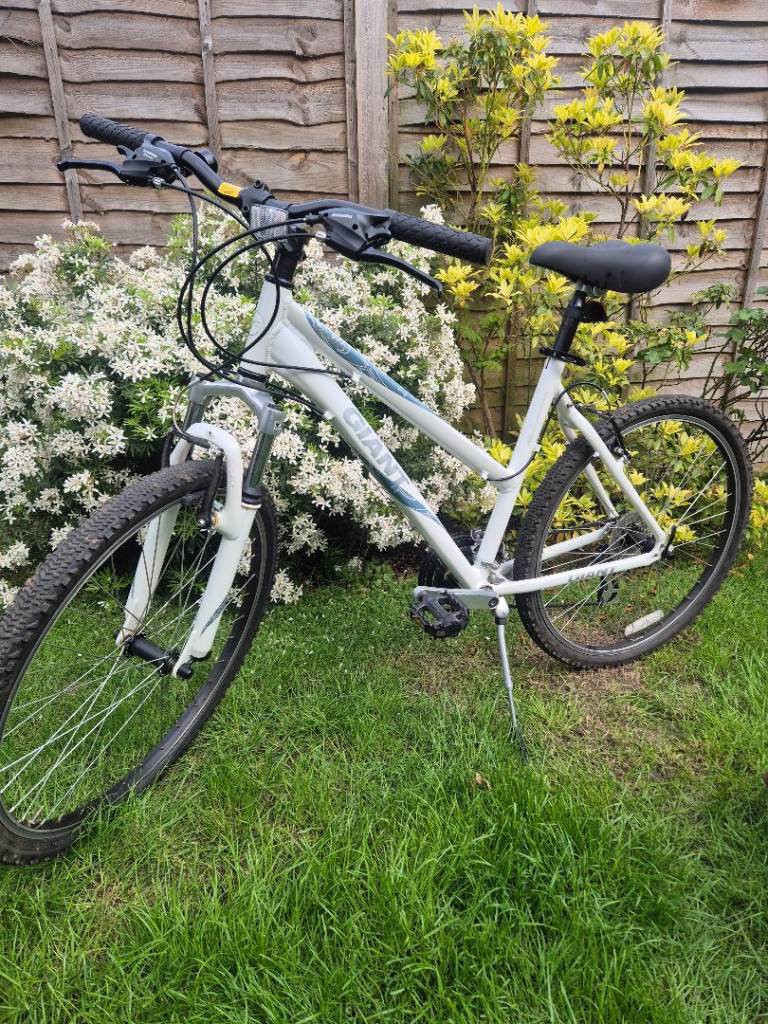 Ladies Giant White Mountain Bike Medium