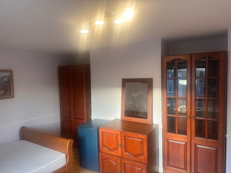 Triple Fully Furnished Room 