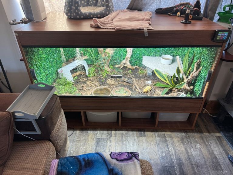 Vivarium with storage unit