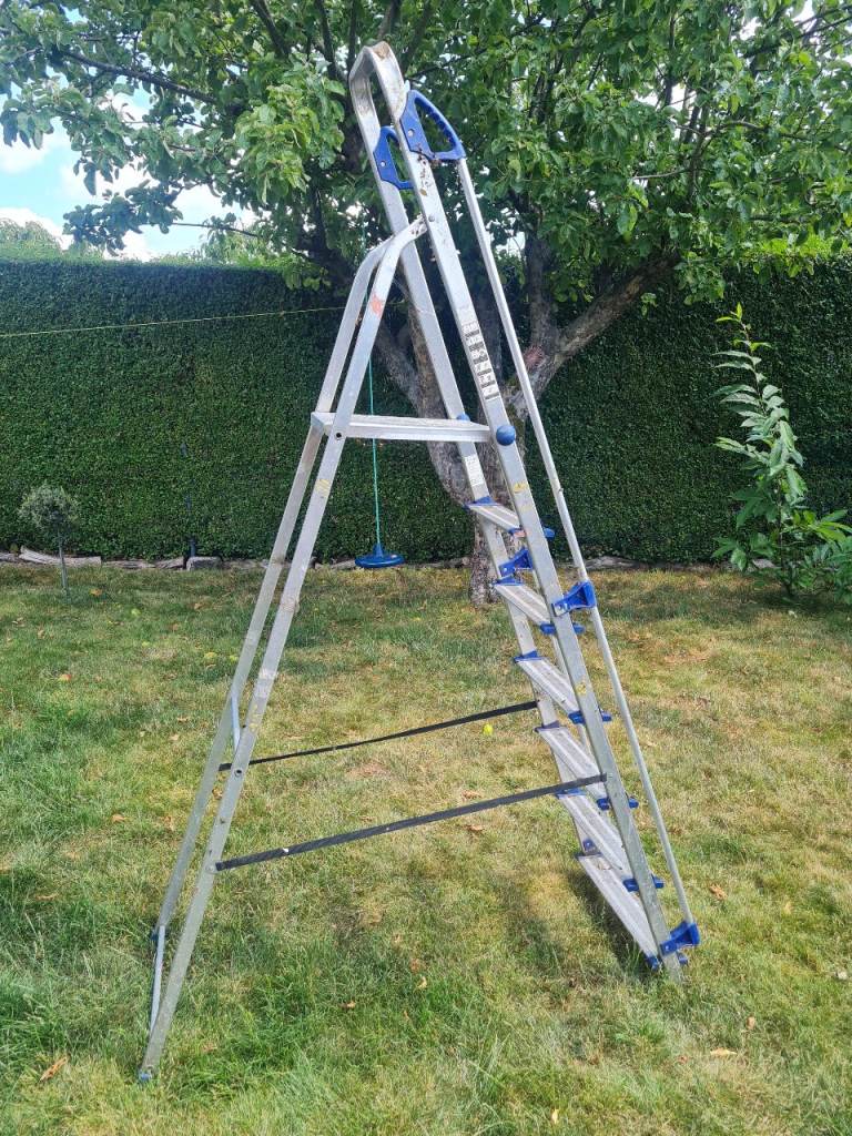 7-Tread Aluminium Ladder – Good Condition, Max Load 150kg