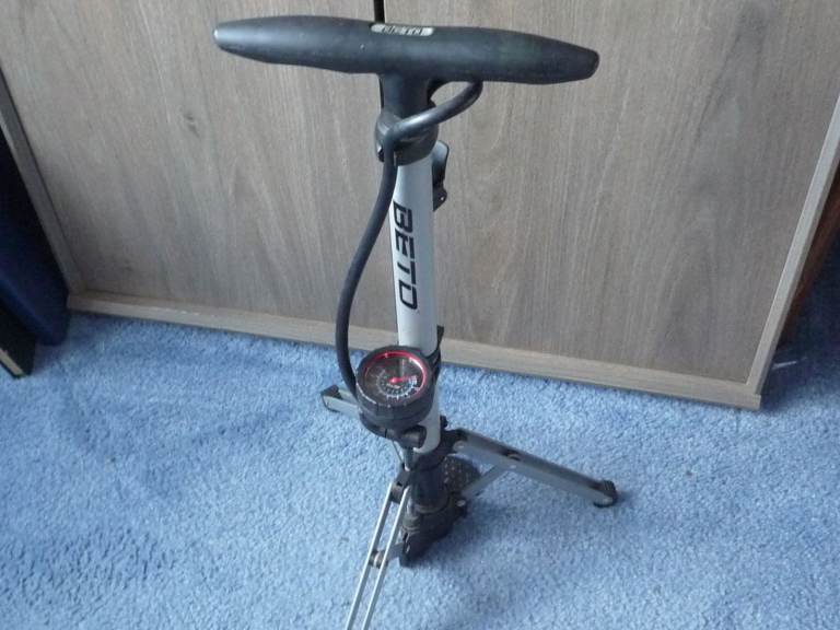 BETO Bicycle Hand Pump has 3 Telescopic Legs and a Gauge