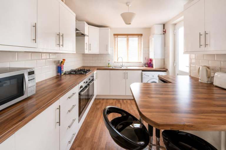 6 Bed House Manchester M14 Near Manchester Piccadilly Station | COMPANY LET ALLOWED