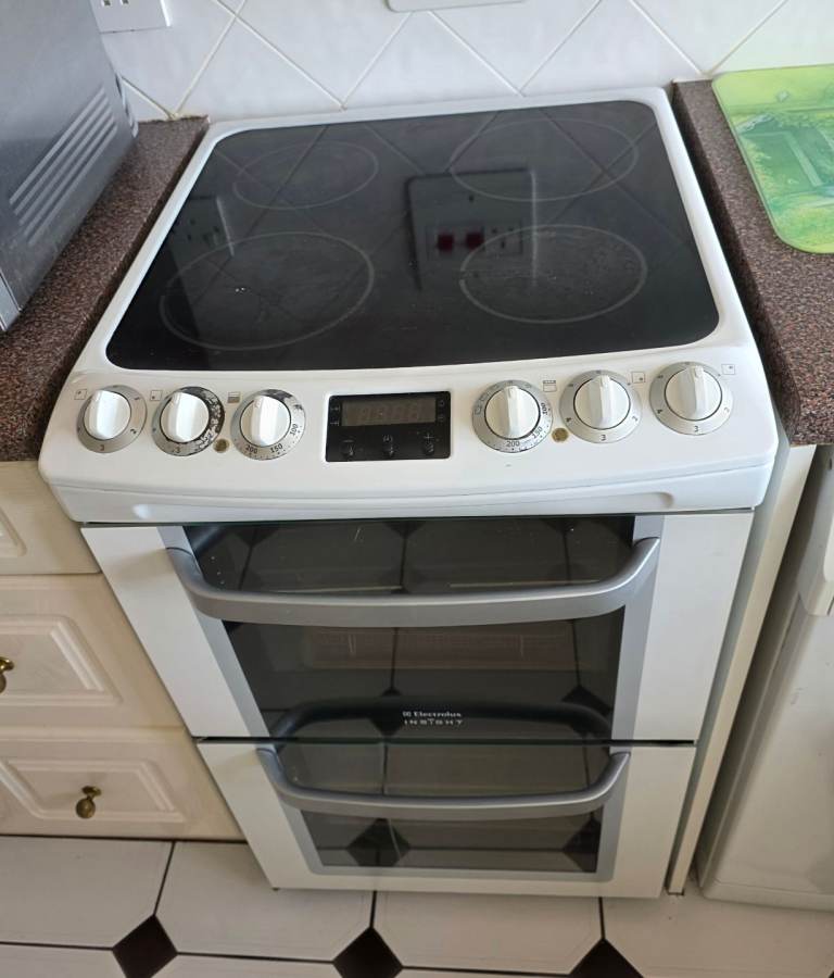 Electrolux Freestanding Double Oven Cooker FREE TO COLLECTOR
