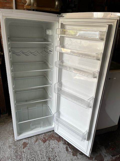 BEKO UPRIGHT FRIDGE IN  EXCELLENT WORKING CONDITION.