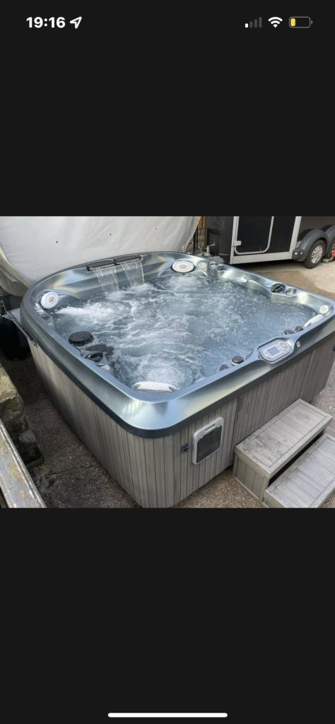 Jacuzzi J480 hot tub 