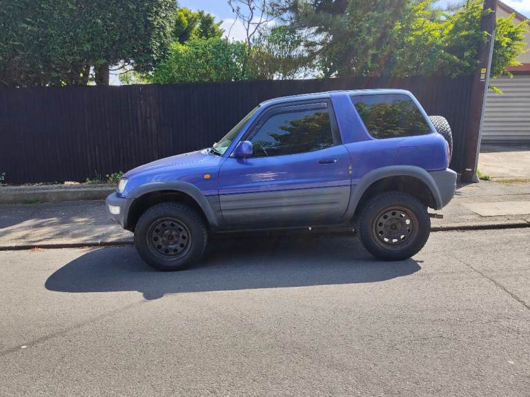 Toyota rav4 2000(w) long MOT (no advisories ),128k ,2.0 Reebok 