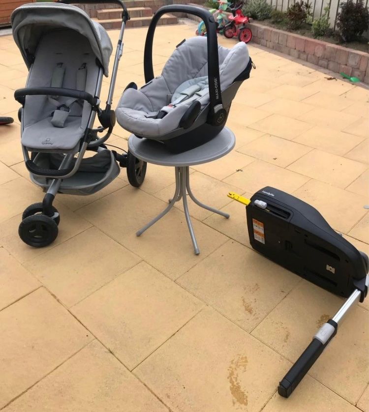 Maxi Cosi pram, car seat and Isofix base