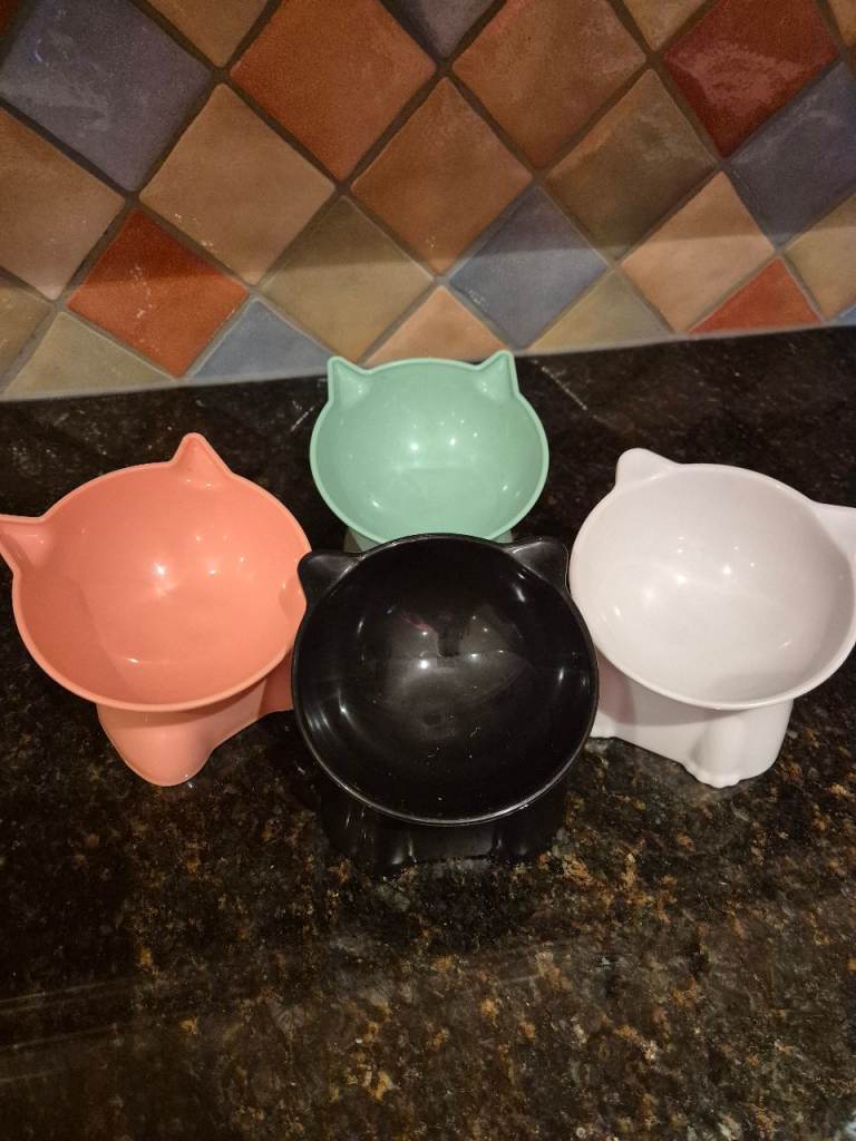 4 cat food dishes perfect condition 