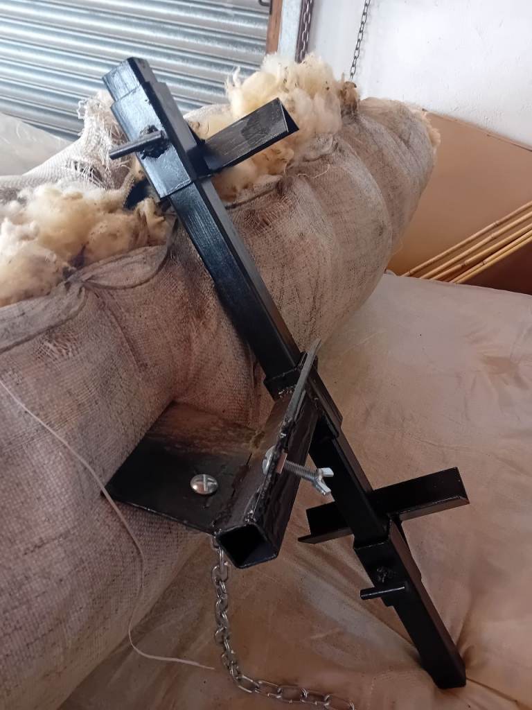 Sheep clipping/dressing headstock