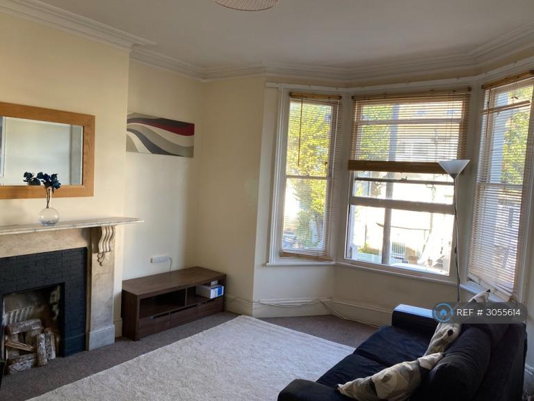 1 bedroom flat in St Stephens Avenue, Shepherds Bush, London, W12 (1 bed) (#3055614)