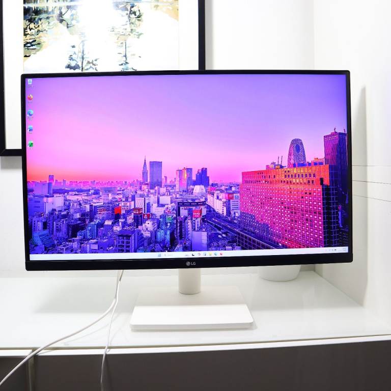 White LG 27inch 4K Monitor IPS 3840 x 2160P