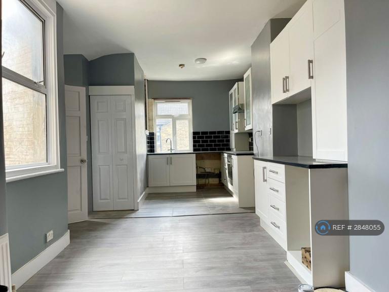 3 bedroom flat in Ling Road, London, E16 (3 bed) (#2848055)