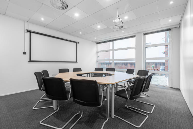 Reigate - RH29RJ \ Large Office for Rent Customisable for 10 Desks
