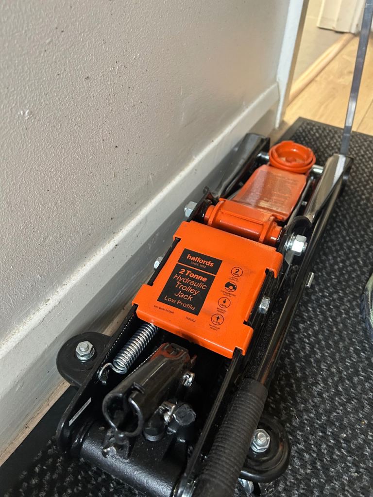 Halfords 2 Tonne low profile jack 