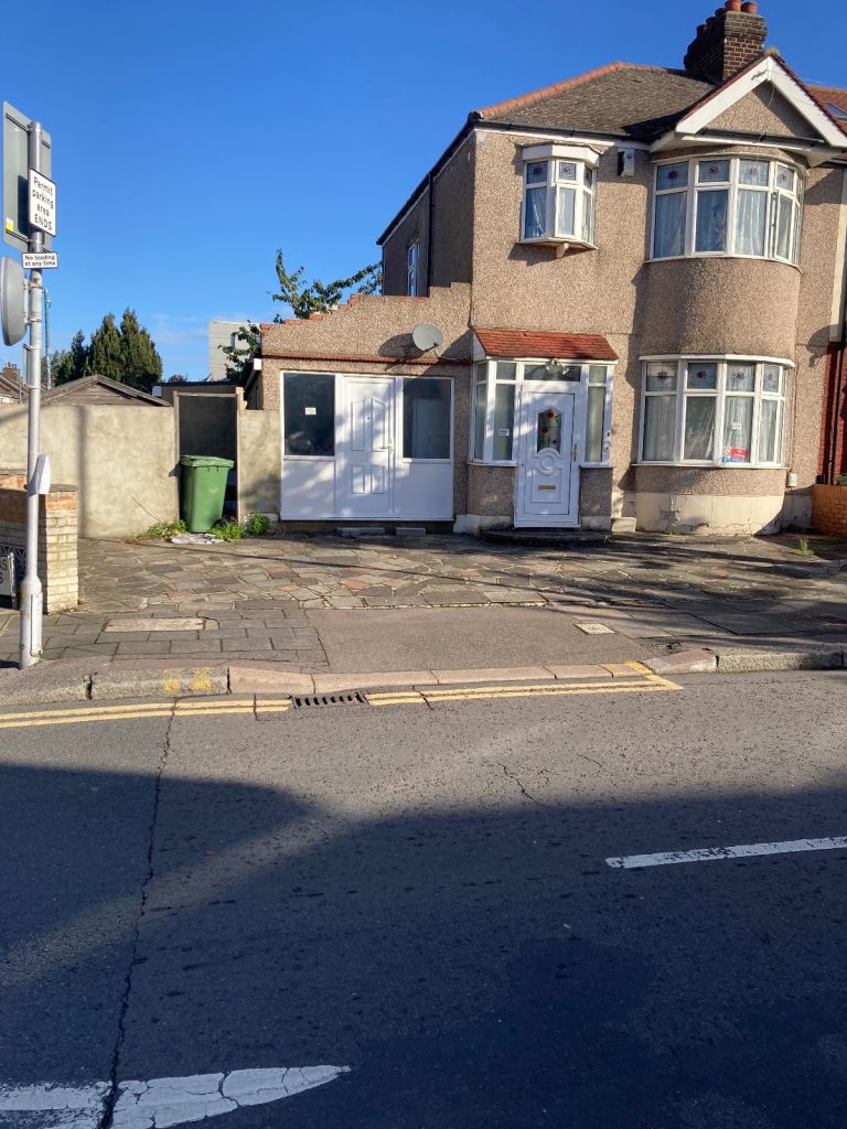 car parking space to rent right next to ilford lane