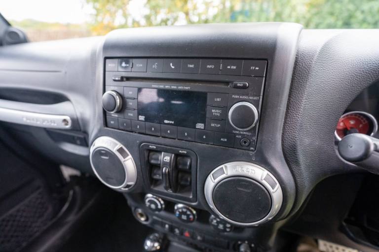 2013 Jeep Wrangler 2.8 CRD Sahara SUV 4dr Diesel Auto 4WD Euro 5 (197 bhp) CONVERTIBLE Diesel Aut...