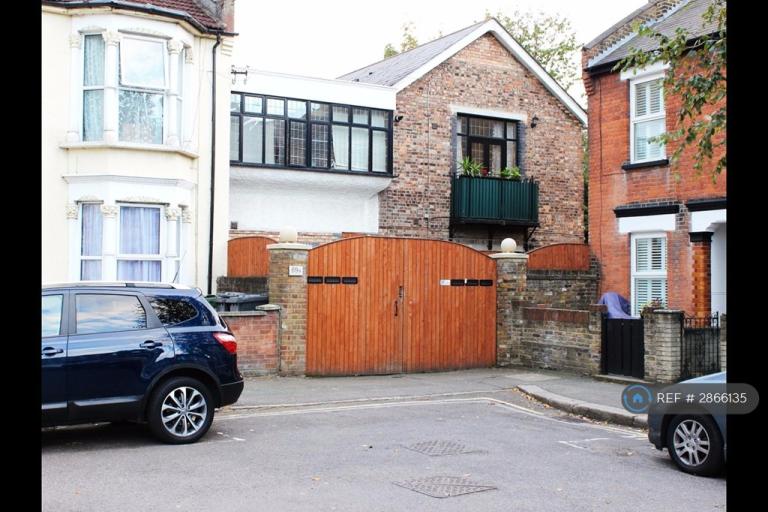 1 bedroom flat in Knotts Green Road, Leyton, E10 (1 bed) (#2866135)