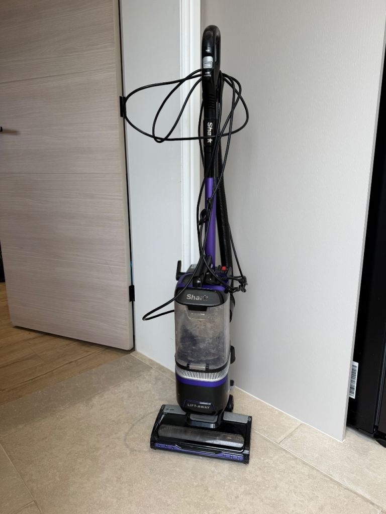 Shark Lift Away Vacuum Cleaner NV612UKT