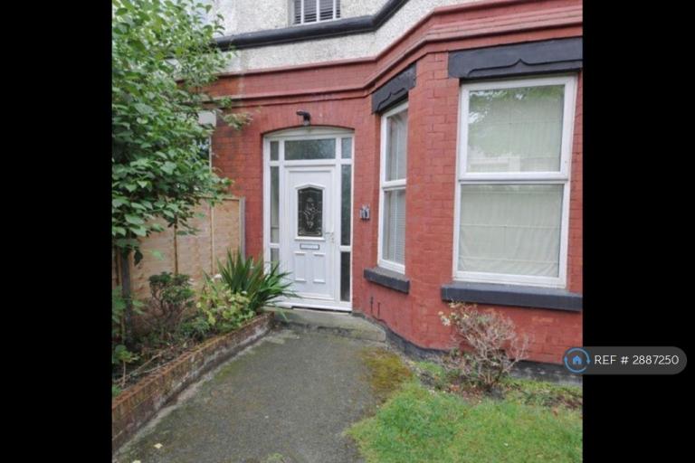 2 bedroom flat in Birkenhead Road, Wirral, CH47 (2 bed) (#2887250)
