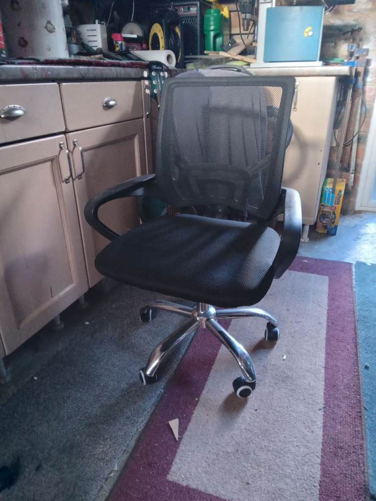 Black Mesh Office Chair with Wheels – Good Condition