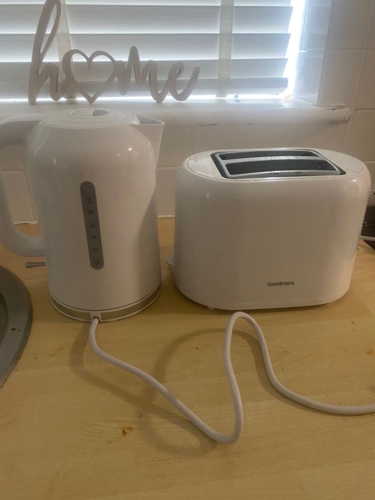 Goodmans White Kettle and Toaster Set – Good Condition
