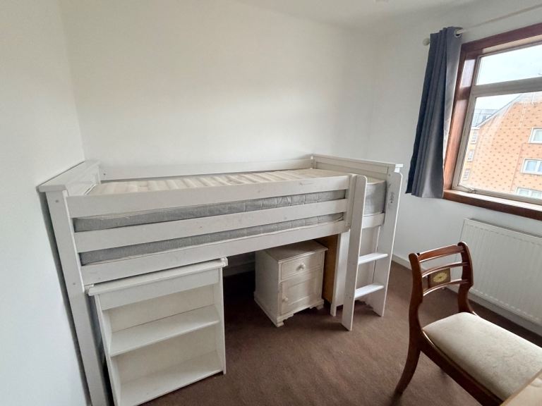 Single room in a shared flat next to UWS and paisley town center 