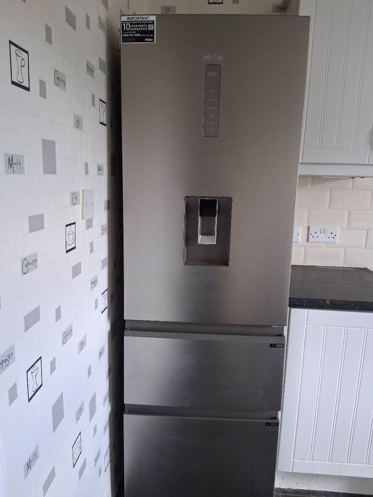 HAIER 2D 60 Series 5 Fridge Freezer - Silver - 357L freestanding