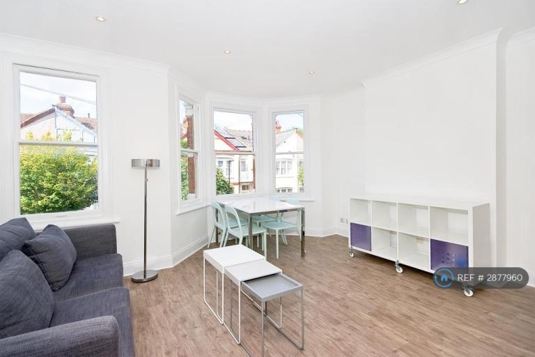 2 bedroom flat in Kimberley Gardens, London, N4 (2 bed) (#2877960)
