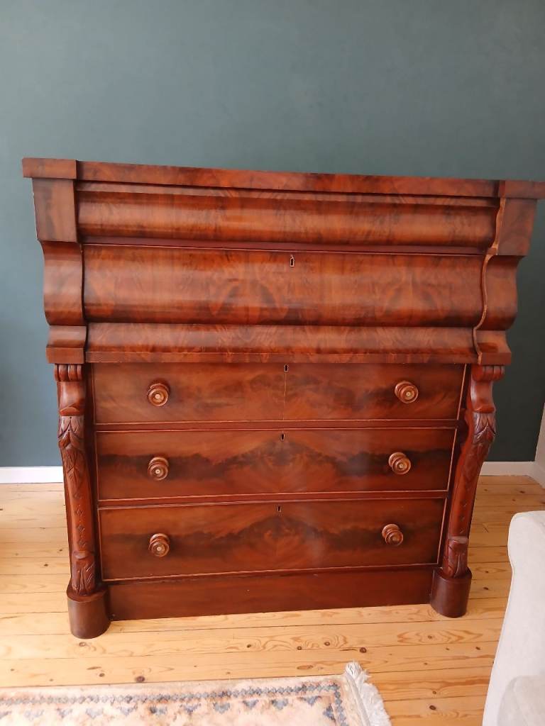 Stunning antique scottish flame mahogany ogee chest of drawers