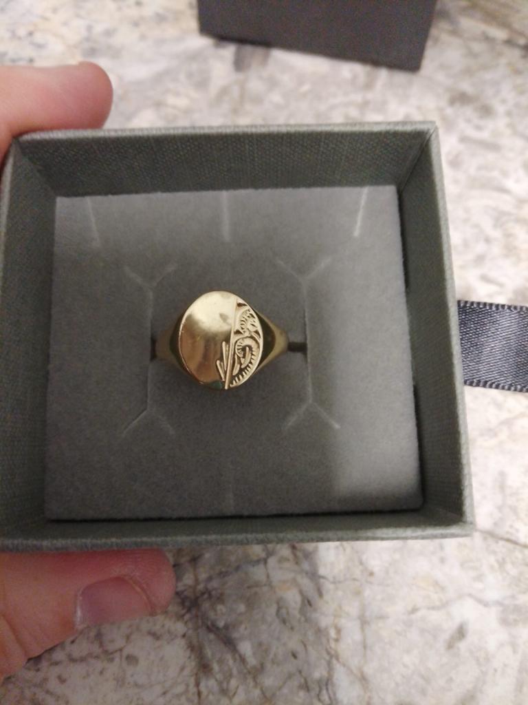 9ct Gold Signet Ring with Engraved Design size R