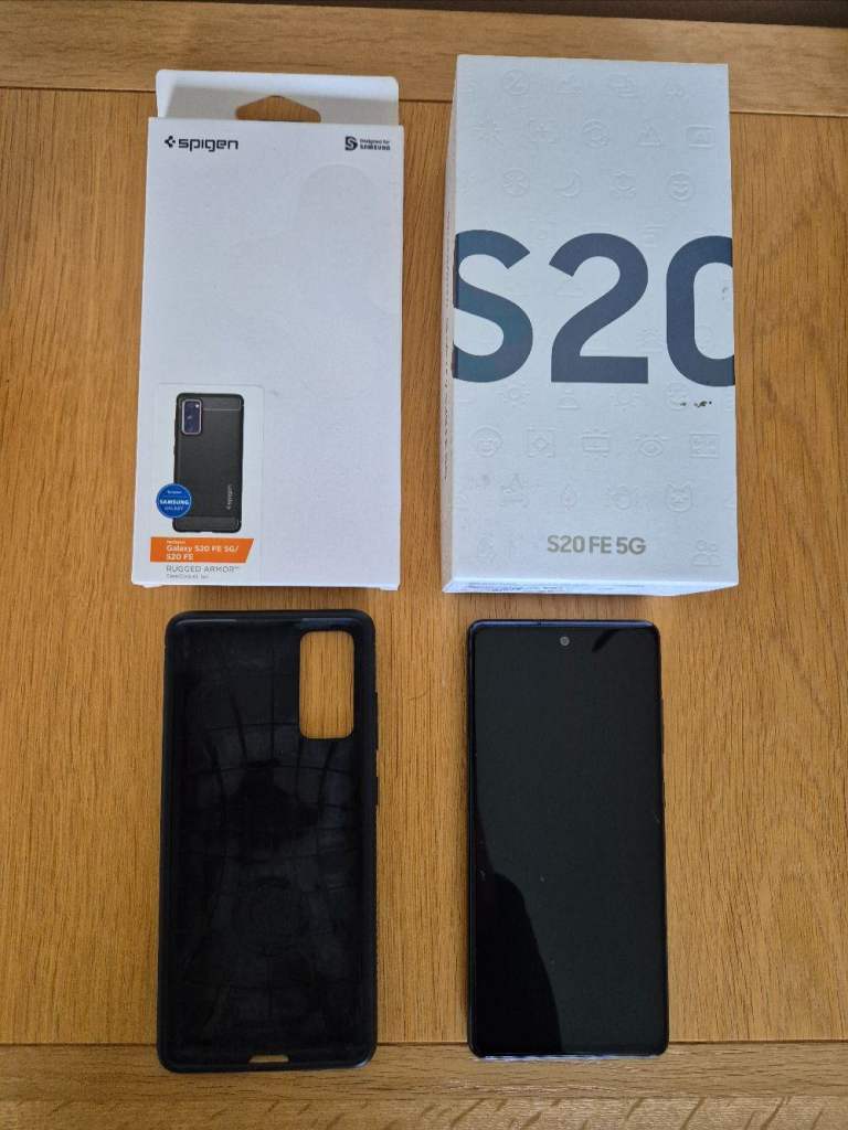 Samsung Galaxy S20 FE (Fan Edition) in excellent condition, the one with the memory card slot too