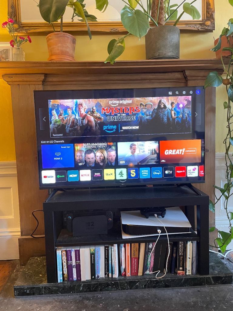 LG Smart TV – 43”