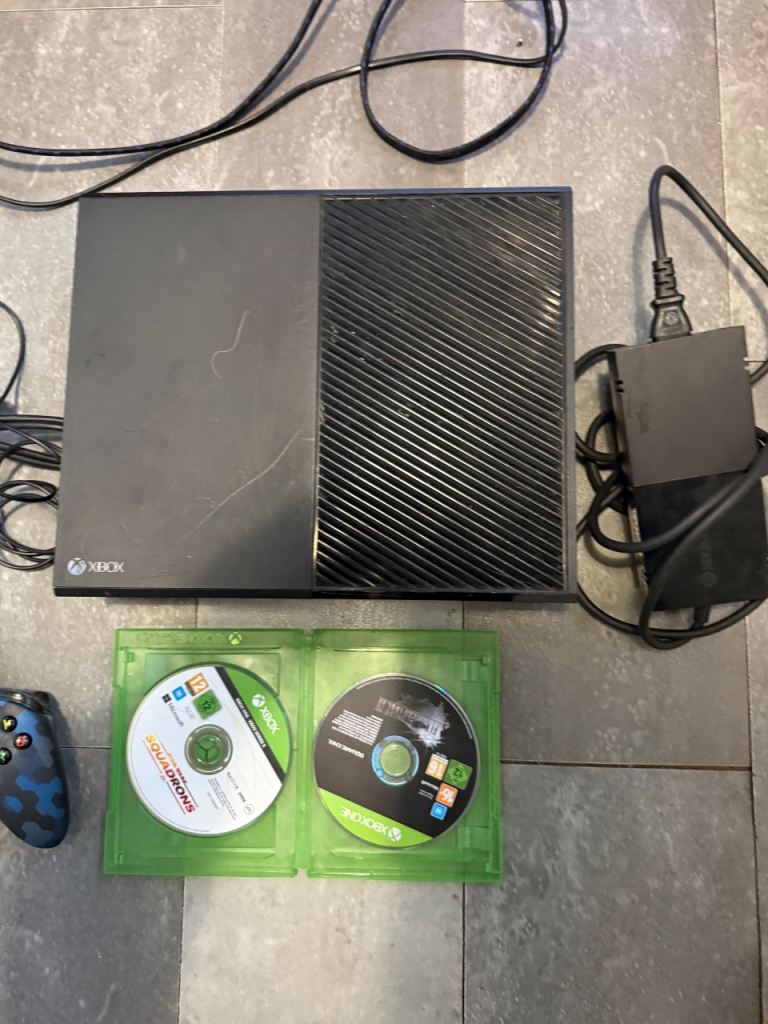 Microsoft Xbox One 500GB Console 1540 Wired Controller & 2 Games