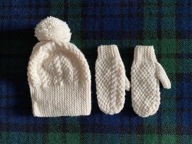 Arran hand knit Hat & Mitt Set, Cream, Adult size - NEW