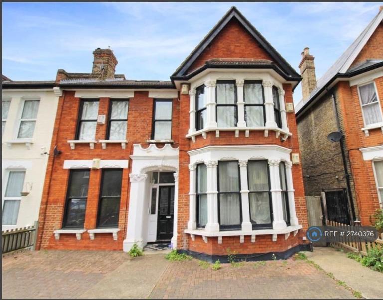 1 bedroom flat in Catford, London, SE6 (1 bed) (#2740376)