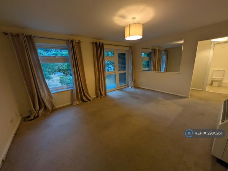 2 bedroom flat in Westmoreland Drive, Sutton, SM2 (2 bed) (#2980261)