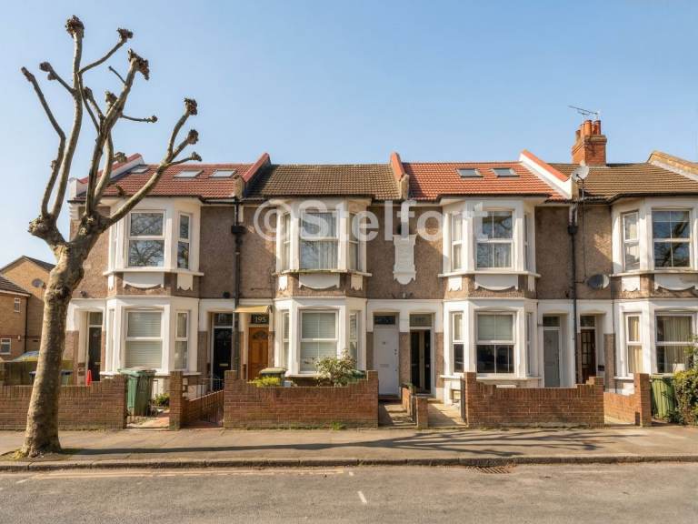 3 bedroom flat in Hermit Road, London, E16