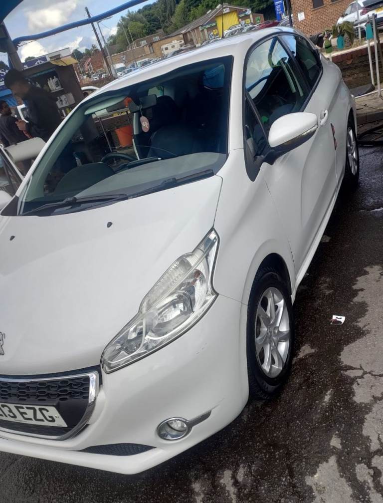 Peugeot, 208, 2013, 1.2 litter, £20 annual road tax