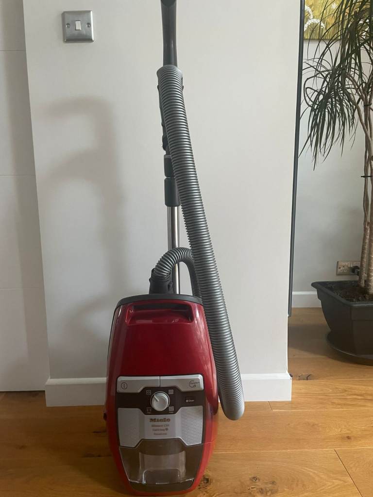 Miele CX1 blizzard powerline Vacuum cleaner for sale in very good condition.