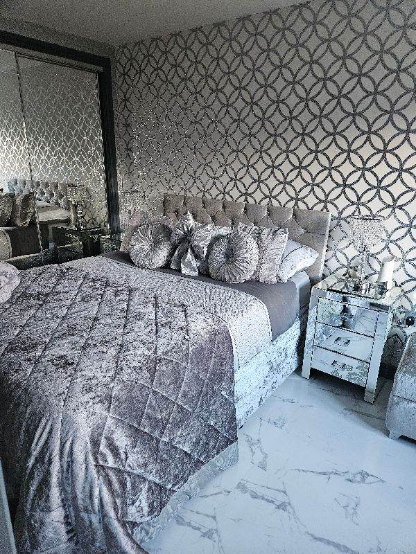 Large en suite room for rent