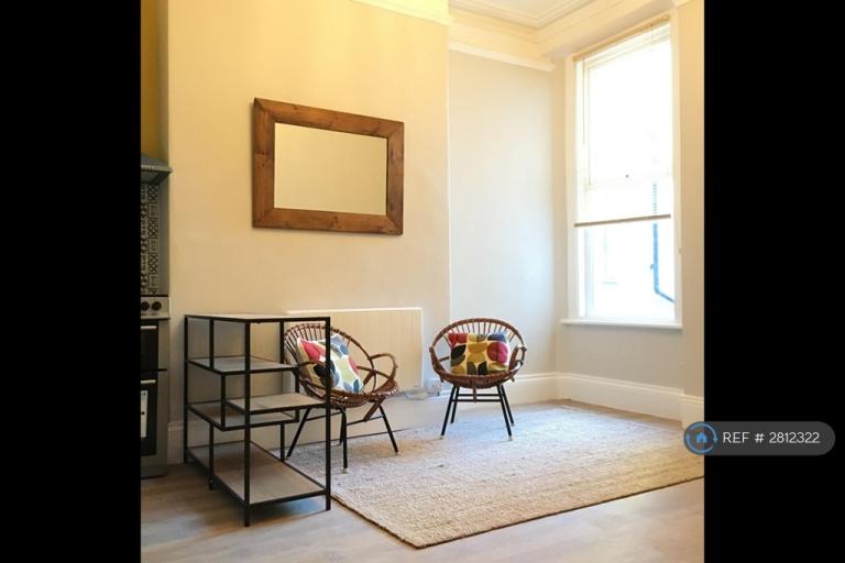 Studio flat in Severn Road, Weston-Super-Mare, BS23 (#2812322)