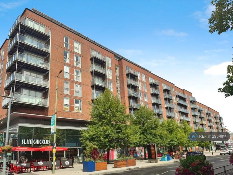 1 bedroom flat in The Heart, Walton-On-Thames, KT12 (1 bed) (#2934814)