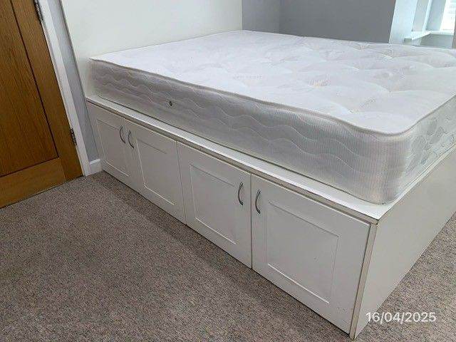 Modern Double Room with a kitchenette in Poole Town Centre - Available now 