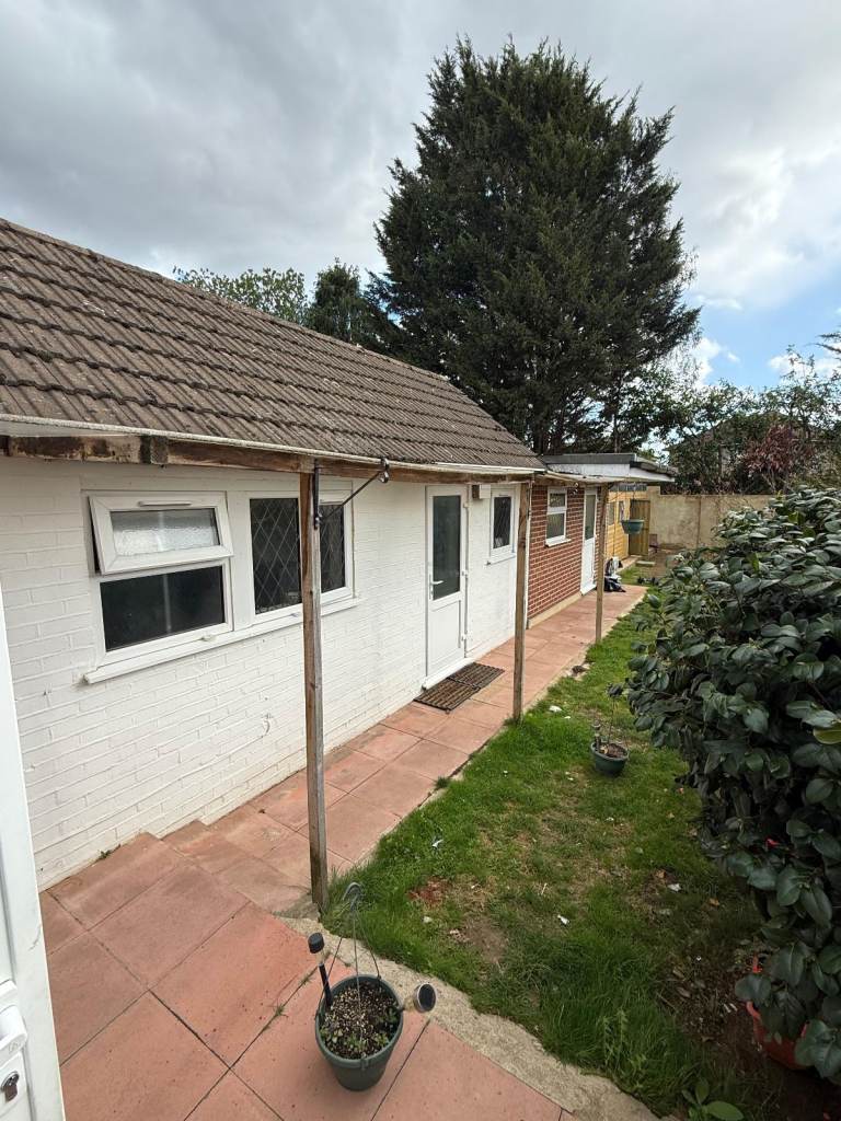 BRAND NEW SPACIOUS 1 BEDROOM FLAT TO RENT- £1700 PER MONTH BILLS INCLUDED in HAYES UB4 (WEST LONDON)